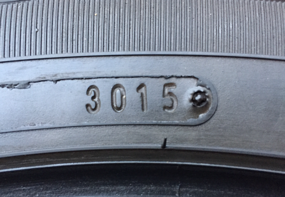 ยาง Dunlop 215 65 16 ปลายปี15 ดอกเต็ม ไม่มีปะ ราคาไม่แพง