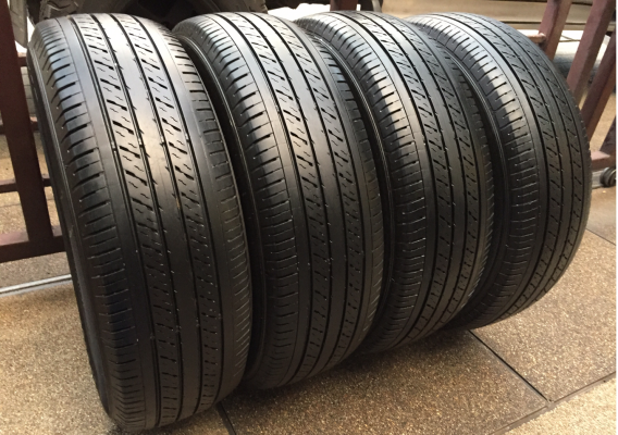 ยาง Dunlop 215 65 16 ปลายปี15 ดอกเต็ม ไม่มีปะ ราคาไม่แพง