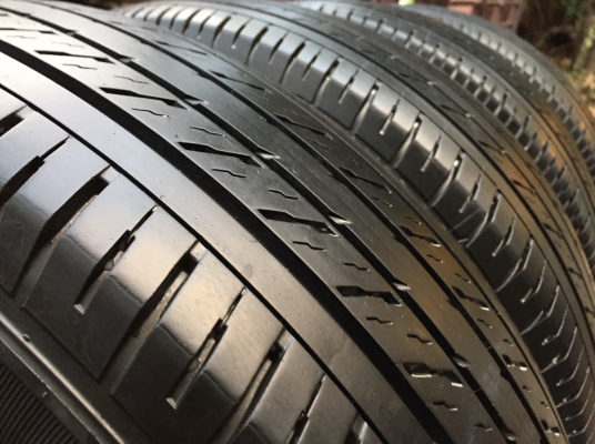 ยาง Dunlop 215 65 16 ปลายปี15 ดอกเต็ม ไม่มีปะ ราคาไม่แพง