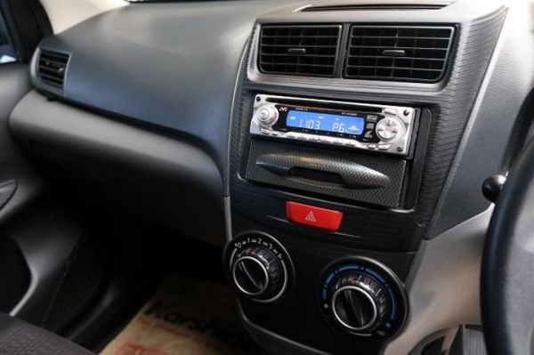 TOYOTA AVANZA 1.5 G AT สีขาว ปี 2012