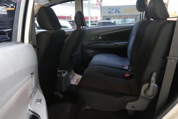 TOYOTA AVANZA 1.5 G AT สีขาว ปี 2012
