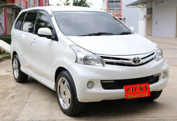 TOYOTA AVANZA 1.5 G AT สีขาว ปี 2012