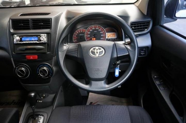 TOYOTA AVANZA 1.5 G AT สีขาว ปี 2012