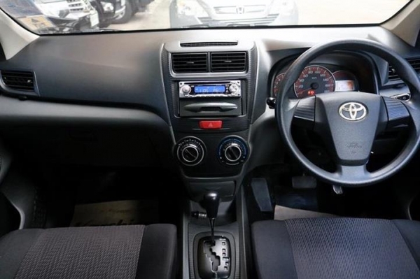 TOYOTA AVANZA 1.5 G AT สีขาว ปี 2012
