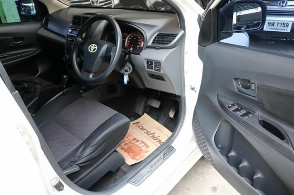 TOYOTA AVANZA 1.5 G AT สีขาว ปี 2012