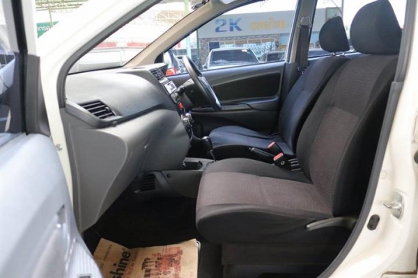 TOYOTA AVANZA 1.5 G AT สีขาว ปี 2012
