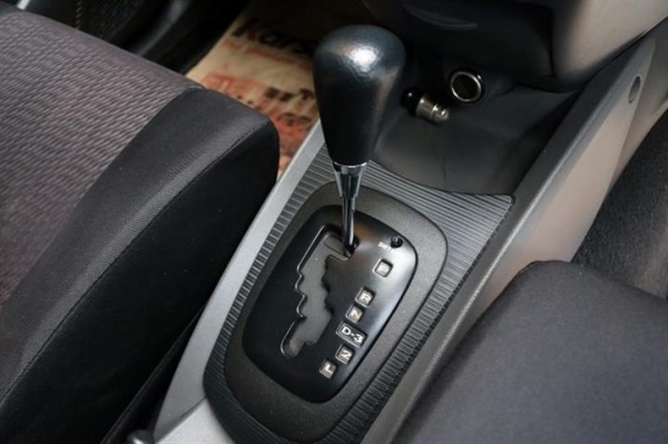 TOYOTA AVANZA 1.5 G AT สีขาว ปี 2012