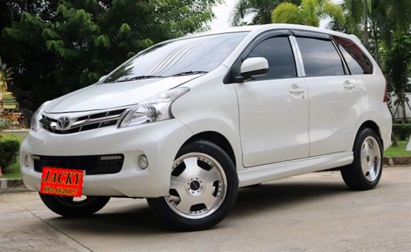 TOYOTA AVANZA 1.5 G AT สีขาว ปี 2012