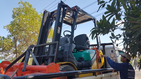 ขายด่วนรถยกKOMATSU FG15-20ยก1.5ตันเสาสูง3เมตรตัวใหม่ล่าสูดยางตัน4เส้นรถนอกนำเข้ายังไม่เคยใช้งานในเมืองไทยเลย