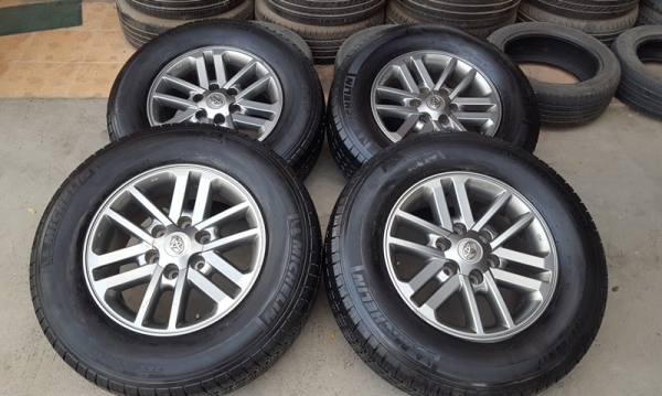 ขายล้อTOYOTA Fortuner17 พร้อมยาง  4 ล้อ