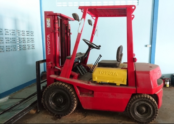 ขายด่วนรถโฟร์คลิฟต์ 2. ตัน สาพใ้งานได้เลย เครื่องแน่น ราคาถูกใจ