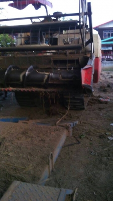 รถเกี่ยวข้าว คูโบต้า DC 70  รองกระสอบ พร้อมเทลเลอร์