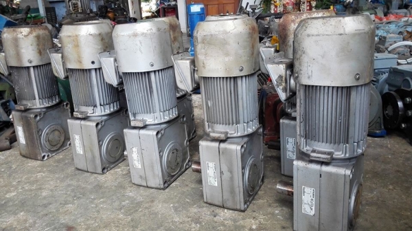 ** เหลือ 1 ตัว ** มอเตอร์เกียร์ MITSUBISHI Made in JAPAN 1 HP เบรค ทด 1:15 เพลาออก 100 RPM 380V สวยพร้อมใช้