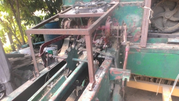 รถอัดฟางยีห้อ  นิวฮอนแลน  พร้อมใช้   (  ขายตามสภาพ  ) ราคา  เบาฯฯ 100000 บาท   ( ดูรถก่อนต่อ )  คับ  วันทูคอล 0986683479 dtac 0991751349 สิทธิ์ คับ