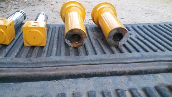 ขายล้อนำรถแมคโค CAT-320-1-2-B-D ของแท้สภาพสวย ยังไม่ได้ซ่อม  แถมชุดเร่งแทรกให้ มี 2ชุด สนใจรีบหน่อยนะครับ