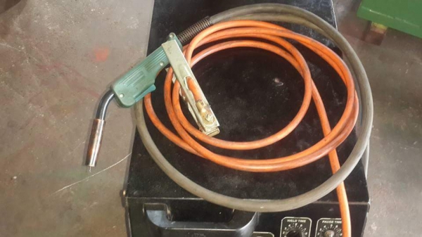 ขายครับขาย ตู้เชื่อม mig co2 273a ยี่ห้อ wim ระบบ คอร์ย ไฟ 380V ผลิตในประเทศ มาเลเซีย มีระบบตัวช่วย แบบ 3 ระบบ คือ 1.continuous กดเชื่อมแบบธรรมดา 2.spot ตั่งเวลาในการกดเชื่อม แต่ละครั้ง ถึงเวลาที่ตั้ง ก็จะตัดเอง 3.stitch จ่ายไฟเชื่อม สลับหยุด ตามเวลาที่ตั