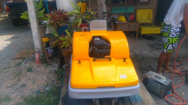 ขายด่วน รถกวาดถนน DULEVO 900 sprint สวยๆ ราคาถูก สภาพดีคับ