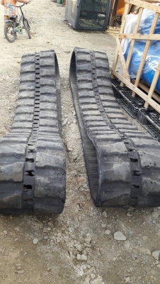 ขายแทรคยางรถขุด 75 UU, 75UR, EX75 ขนาดกว้าง หน้ายาง45CM มี72ข้อ ขายราคา  35,000 บาท