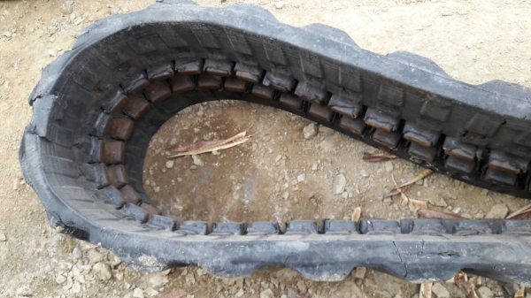 ขายแทรคยางรถขุด 75 UU, 75UR, EX75 ขนาดกว้าง หน้ายาง45CM มี72ข้อ ขายราคา 35,000 บาท ขายแทรคยางรถขุด 75 UU, 75UR, EX75 ขนาดกว้าง หน้ายาง45CM มี72ข้อ ขายราคา 35,000 บาท