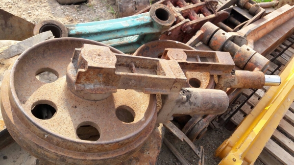 ล้อนำของรถขุดขนาด100-200  ค่ะคู่ละ 8,500 บาท