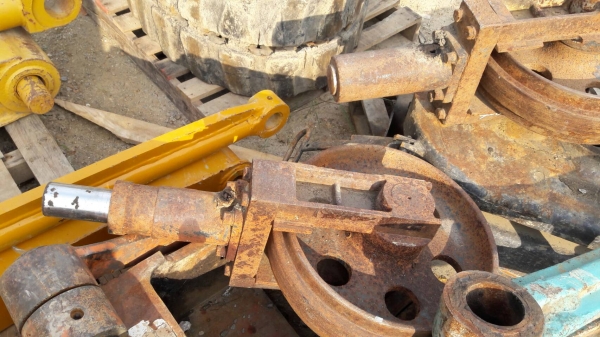 ล้อนำของรถขุดขนาด100-200  ค่ะคู่ละ 8,500 บาท