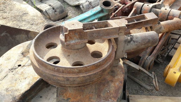 ล้อนำของรถขุดขนาด100-200  ค่ะคู่ละ 8,500 บาท