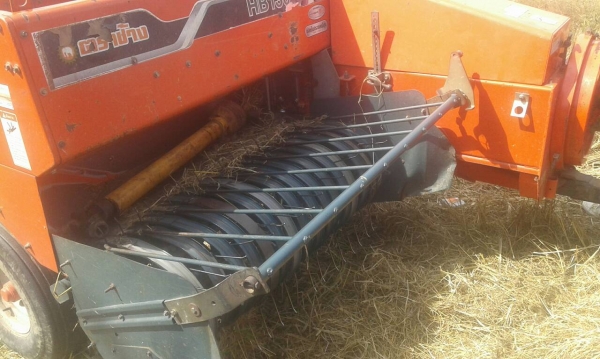 ขายเครื่องอัดฟาง คู้โบต้า HB 130  พลัส  บวก   ราคา   225000  บาท ด่วน พร้อมใช้งาน ด่วน วันทูคอล 0986683479 dtac 0991751349 สิทธิ์ คับ