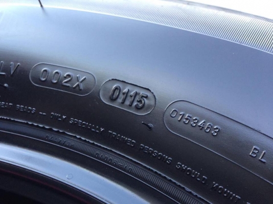 ยาง MICHELIN 265-65-17 ปี 15 ครบชุด 4 เส้น 8000  สภาพสวยๆไม่มีปะไม่บวมไม่กินข้าง ดอกยางเหลือเยอะเอาไปวิ่งกันใด้อีกยาวค่ะ