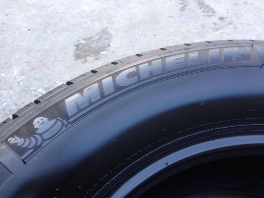 ยาง MICHELIN 265-65-17 ปี 15 ครบชุด 4 เส้น 8000  สภาพสวยๆไม่มีปะไม่บวมไม่กินข้าง ดอกยางเหลือเยอะเอาไปวิ่งกันใด้อีกยาวค่ะ
