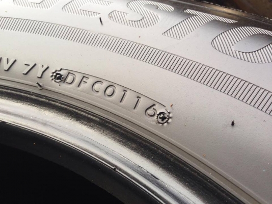 ยาง Bridgstone ep850 265-65-17 ปี 16 ครบชุด 4 เส้น 8500  สภาพสวยๆไม่บวมไม่กินข้าง ดอกยางเหลือเยอะเอาไปวิ่งกันใด้อีกยาวค่ะ