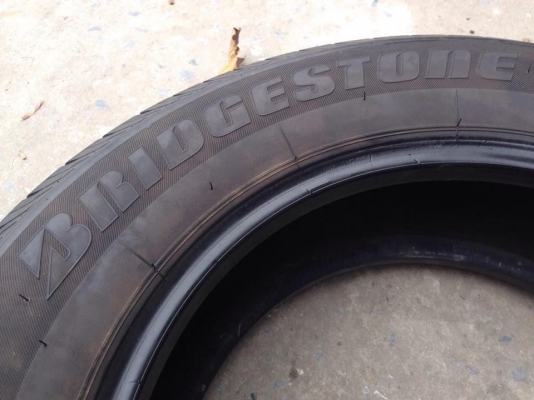 ยาง Bridgstone 215-65-16 ปี 16 1เส้น ปี 15 3เส้น ครบชุด 4 เส้น 5500  สภาพสวยๆไม่บวมไม่กินข้าง ดอกยางเหลือเยอะเอาไปวิ่งกันใด้อีกยาวค่ะ