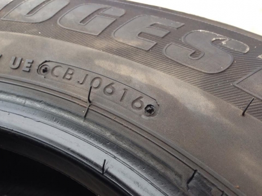 ยาง Bridgstone 215-65-16 ปี 16 1เส้น ปี 15 3เส้น ครบชุด 4 เส้น 5500  สภาพสวยๆไม่บวมไม่กินข้าง ดอกยางเหลือเยอะเอาไปวิ่งกันใด้อีกยาวค่ะ