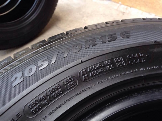 ยาง MICHELIN 205-70-15 ปี 15 ครบชุด 4 เส้น 5500  สภาพสวยๆไม่มีปะไม่บวมไม่กินข้าง ดอกยางเหลือเยอะเอาไปวิ่งกันใด้อีกยาวค่ะ