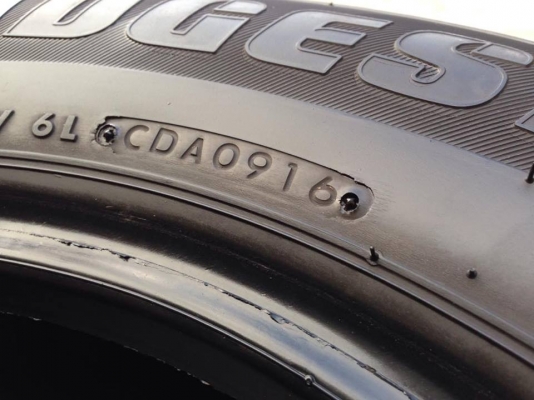 ยาง Bridgstone 205-70-15 ปี 16 ครบชุด 4 เส้น 6000  สภาพสวยๆไม่บวมไม่กินข้าง ดอกยางเหลือเยอะเอาไปวิ่งกันใด้อีกยาวค่ะ