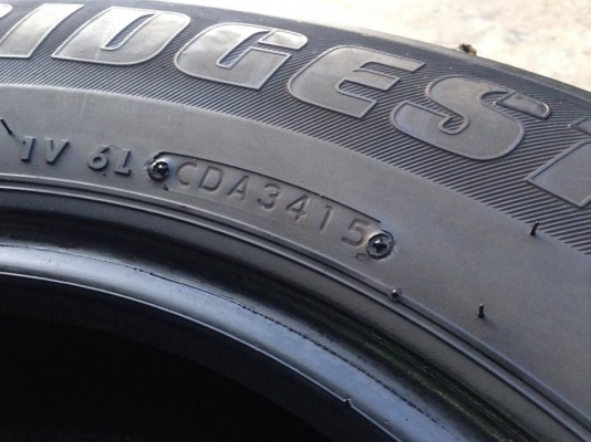 ยาง Bridgstone 205-70-15 ปี 15 ครบชุด 4 เส้น 4000  สภาพสวยๆไม่บวมไม่กินข้าง ดอกยางเหลือเยอะเอาไปวิ่งกันใด้อีกยาวค่ะ