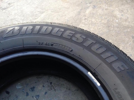 ยาง Bridgstone 205-70-15 ปี 15 ครบชุด 4 เส้น 4000  สภาพสวยๆไม่บวมไม่กินข้าง ดอกยางเหลือเยอะเอาไปวิ่งกันใด้อีกยาวค่ะ