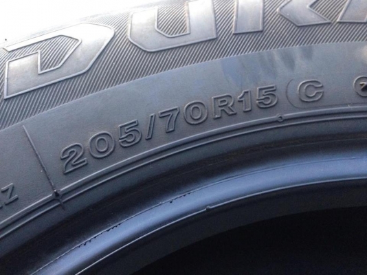 ยาง Bridgstone 205-70-15 ปี 15 ครบชุด 4 เส้น 4000  สภาพสวยๆไม่บวมไม่กินข้าง ดอกยางเหลือเยอะเอาไปวิ่งกันใด้อีกยาวค่ะ