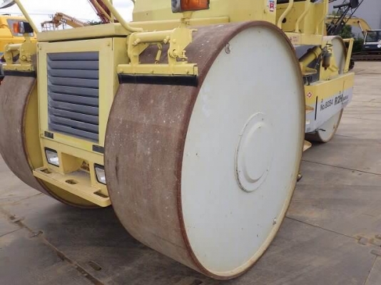 รถบดสามล้อเหล็ก SAKAI R2H FROM JAPAN สนใจติดต่อ 063-9316985 ID LINE : 0639316985 ครับ