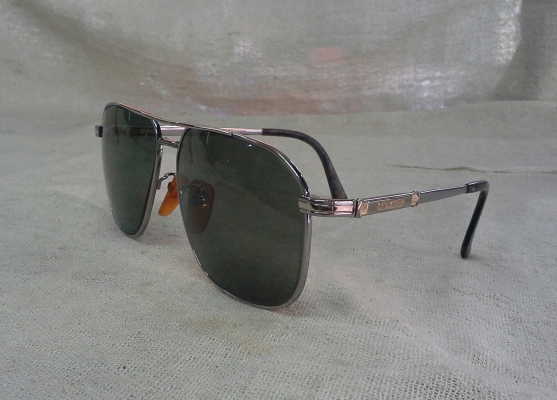 แว่นตาซุปเปอร์แบรนด์แถวหน้าของโลก 'ราชสีห์เงิน' Vintage GUY LAROCHE handmade in Japan บิ๊ก แว่นตาซุปเปอร์แบรนด์แถวหน้าของโลก 'ราชสีห์เงิน' Vintage GUY LAROCHE handmade in Japan บิ๊ก