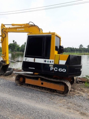ขายค่ะ..KOMATSU  PC60-5  เก่าใน  ปลายพิเศษ  มีลายแย๊ก..เช็คสภาพพร้อมใช้  โทร  089-3818694  ดวงนภา