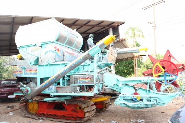 รถเกี่ยวข้าวบุญเลิศ