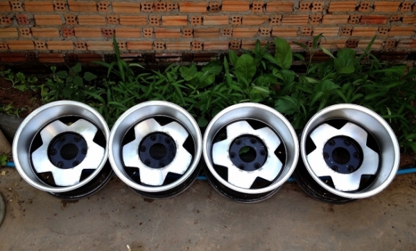 ขายล้อ 15x8.5 ออฟ-27 ใส่ 6 รู ลายดอกไม้ 5 ก้าน ลึก 4.5 นื้ว *6500 บาทครับ ขายล้อ 15x8.5 ออฟ-27 ใส่ 6 รู ลายดอกไม้ 5 ก้าน ลึก 4.5 นื้ว *6500 บาทครับ