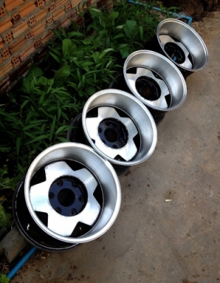 ขายล้อ 15x8.5 ออฟ-27 ใส่ 6 รู ลายดอกไม้ 5 ก้าน ลึก 4.5 นื้ว *6500 บาทครับ ขายล้อ 15x8.5 ออฟ-27 ใส่ 6 รู ลายดอกไม้ 5 ก้าน ลึก 4.5 นื้ว *6500 บาทครับ