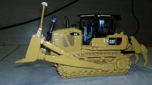 ขาย รถ caterpillar รุ่น D7E คับ