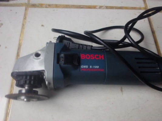 สภาพใหม่เครื่องเจียรมือไฟฟ้า 4 นิ้ว BOSCH แท้100\%ค่อนข้างใหม่มากสภาพ99\%คุณภาพการทำงานดีมากเสียงOK(มี 1 เครื่อง)