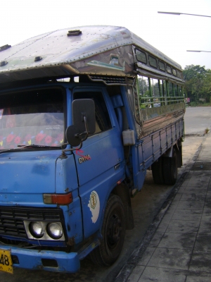 รถหกล้อกลาง