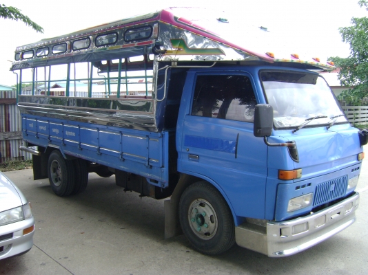 รถหกล้อกลาง