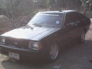 DATSAN SPORT 1500 CC. 2 Dr รถสปอร์ต 2 ประตู รถบ้านสภาพดีเดิมๆพร้อมใช้งานได้เลยครับ เครื่องแน่นแรงดี ภายในเก๋งสวยครบพร้อม แอร์เย็น พวงมาลัยเพาเวอร์ ช่วงล่างดี ล้อแม็กลายสวยมาก ยางสภาพดี 70\% พร้อมใช้งาน เอกสารทะเบียนภาษีครบไม่มีขาดพร้อมโอนครับ ราคาต่อรองได้