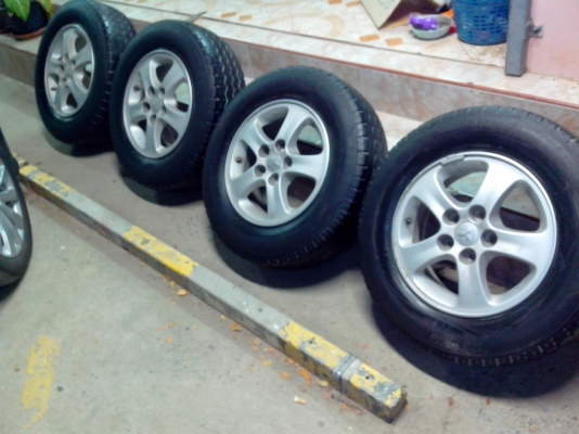 ขายแม็กมิตซูขอบ15พร้อมยาง 215/70/15 ราคาถูก ขายราคานี้ครับ