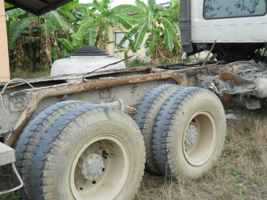 รถบรรทุก อีซูซุ 10 ล้อ  2 เพลา ไม่มีเครื่องยนต์